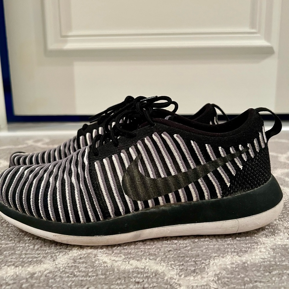 Nike Striped Sneakers Flyknit Roshe